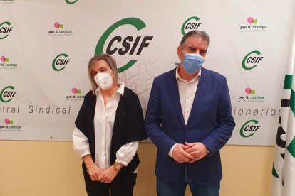 Ofelia Rodríguez y Benjamín Castro, ayer en la sede del sindicato CSIF en Ponferrada. DL