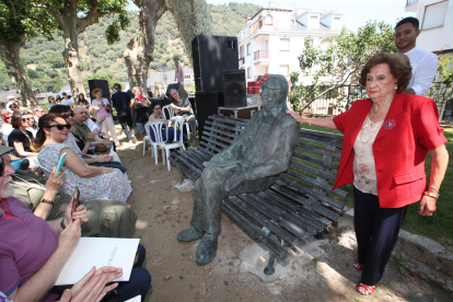 Beatriz, la hermana de Pereira, junto a la estatua del escritor en un banco de la alameda. L. DE LA MATA