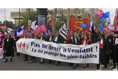 Jueces y abogados toman parte en la manifestación contra los gais en París.