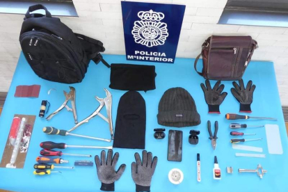 Material y herramientas utilizados en los robos. POLICÍA NACIONAL