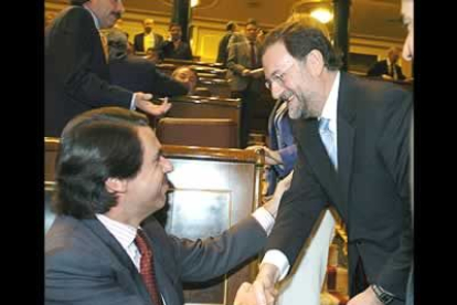 Mariano Rajoy, principal líder de la oposición, recibe el saludo del presidente Aznar. Rajoy será el primero en dar réplica a Zapatero.