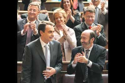 Después de su discurso, Zapatero recibió los aplausos de sus compañeros del grupo socialista.