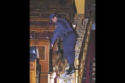 Los agentes de policía registraron las dependencias del Congreso antes del debate. Las medidas de seguridad se han extremado desde el 11 de marzo.