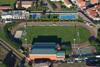 Vista general del polideportivo municipal de Santa María del Páramo. DL