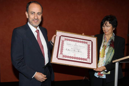 Antonio Ovalle recogió el diploma de socio de honor de manos de la presidenta del Instituto de Estudios Bercianos, Mar Palacio.