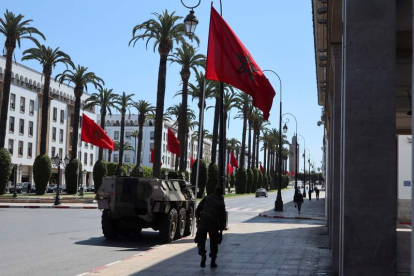 Vehículos militares estacionados ayer en el centro de Rabat.
