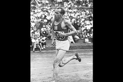 En Helsinki 1952, el atleta checo venció con claridad los 10.000 metros, completó un esprint increíble para ganar los 5.000, y remató su faena dominando la maratón. Una proeza.