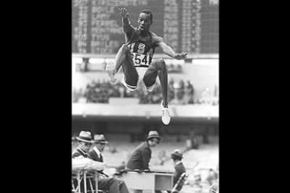 Empujado por la altitud de México, Bob Beamon trasladó el récord de salto de longitud a unos límites insospechados para 1968. Sus 8,90 metros son uno de los hitos del atletismo de siempre.