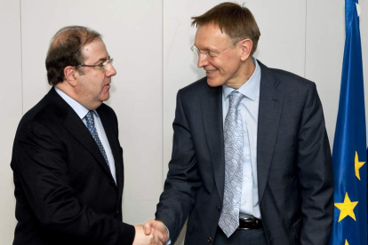 El presidente Herrera saluda al comisario de Medio Ambiente, Janez Potocnik, ayer, en Bruselas.