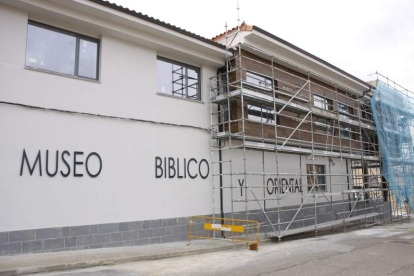 El letrero ya identifica la nueva sede del Instituto Bíblico y Oriental de la villa. CAMPOS