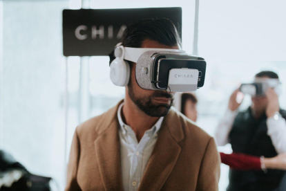 Un usuario con las gafas de realidad virtual de Chiara.