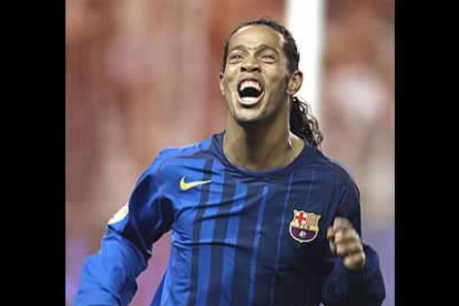 El brasileño de Barcelona Ronaldinho ingresa 8,2 millones de euros, de los cuales 4,2 millones son por su sueldo, 400.000 de primas y 3,6 millones por publicidad.