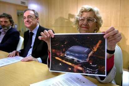 La alcaldesa de Madrid, Manuela Carmena, junto con Florentino Pérez muestra una foto de lo que será el nuevo Santiago Bernabéu.