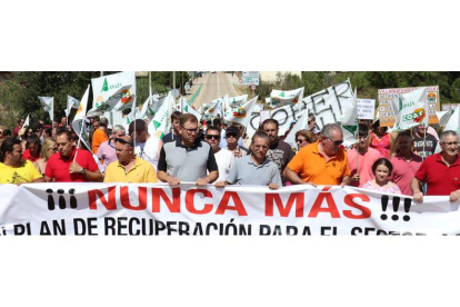 Agricultores, ganaderos y vecinos acudieron a la manifestación en Tábara (Zamora) por los incendios bajo el lema ‘Nunca más’. MARIAM A.MONTESINOS