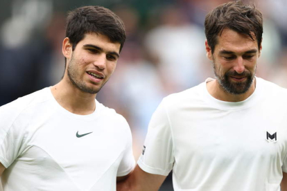 Carlos Alcaraz venció 6-0, 6-2 y 7-5 a Chardy. ADAM VAUGHAN