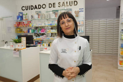 La farmacéutica Raquel Hernández, en la botica que regenta en Ponferrada. L. DE LA MATA