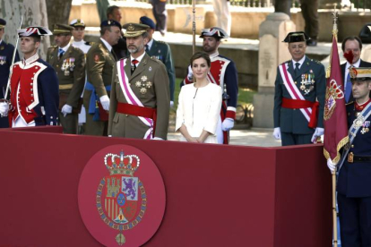 Los Reyes Felipe y Letizia en la Plaza de La Lealtad, durante el desfile militar con motivo de la celebración del Día de Las Fuerzas Armadas.