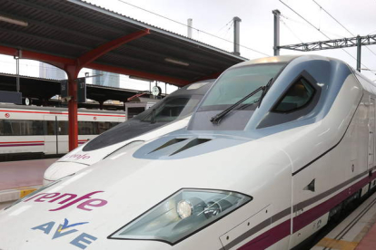 Uno de los trenes que cubren el servicio de la alta velocidad entre Madrid y León en la estación de Chamartín. MARCIANO PÉREZ