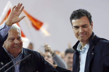 González y Sánchez representan los dos polos opuestos del socialismo en el debate sobre la amnistía. J.J. GUILLÉN