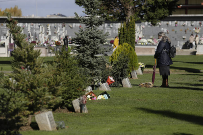 Día de Todos los Santos en el cementerio de Puente Castro. F. OTERO PERANDONES