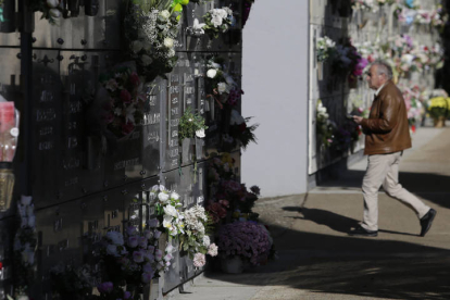 Día de Todos los Santos en el cementerio de Puente Castro. F. OTERO PERANDONES