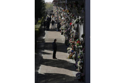 Día de Todos los Santos en el cementerio de Puente Castro. F. OTERO PERANDONES