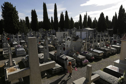 Día de Todos los Santos en el cementerio de Puente Castro. F. OTERO PERANDONES