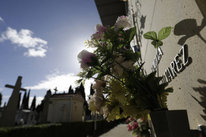 Día de Todos los Santos en el cementerio de Puente Castro. F. OTERO PERANDONES