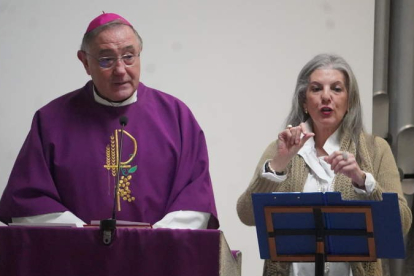 El obispo, Luis Ángel de las Heras, durante la misa con intérprete de lenguaje de signos. J. NOTARIO