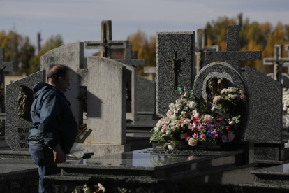 Día de Todos los Santos en el cementerio de Puente Castro. F. OTERO PERANDONES