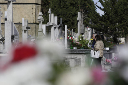 Día de Todos los Santos en el cementerio de Puente Castro. F. OTERO PERANDONES