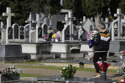 Día de Todos los Santos en el cementerio de Puente Castro. F. OTERO PERANDONES