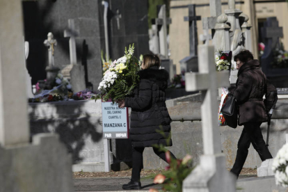 Día de Todos los Santos en el cementerio de Puente Castro. F. OTERO PERANDONES