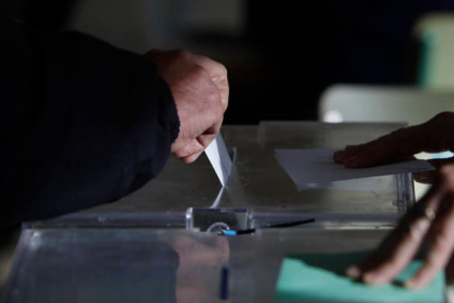 Imagen de archivo de una urna en las últimas elecciones municipales del 28-M. FERNANDO OTERO