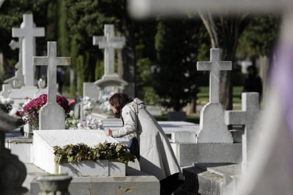 Día de Todos los Santos en el cementerio de Puente Castro. F. OTERO PERANDONES