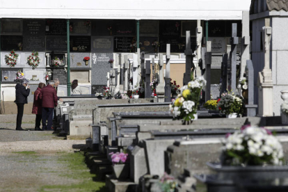 Día de Todos los Santos en el cementerio de Puente Castro. F. OTERO PERANDONES