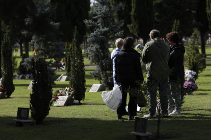 Día de Todos los Santos en el cementerio de Puente Castro. F. OTERO PERANDONES