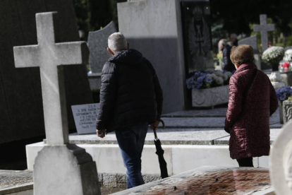 Día de Todos los Santos en el cementerio de Puente Castro. F. OTERO PERANDONES