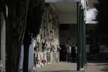 Día de Todos los Santos en el cementerio de Puente Castro. F. OTERO PERANDONES