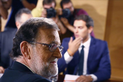 El presidente del Gobierno en funciones y líder del PP, Mariano Rajoy, en la firma del pacto de investidura con el jefe de Ciudadanos, Albert Rivera.