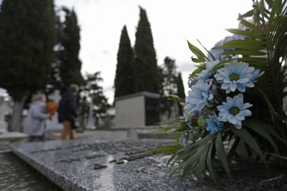 Día de Todos los Santos en el cementerio de Puente Castro. F. OTERO PERANDONES