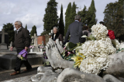 Día de Todos los Santos en el cementerio de Puente Castro. F. OTERO PERANDONES