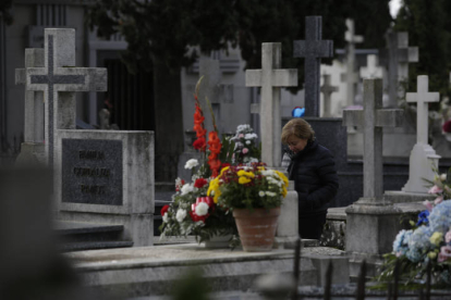 Día de Todos los Santos en el cementerio de Puente Castro. F. Otero Perandones.