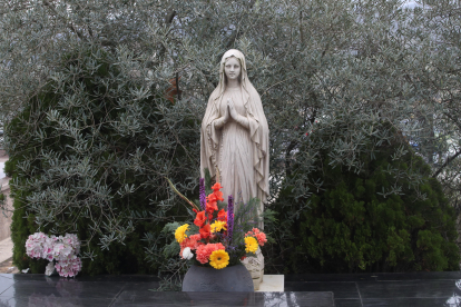 Día de Todos los Santos en el cementerio de Ponferrada. L. DE LA MATA