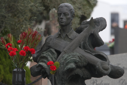 Día de Todos los Santos en el cementerio de Ponferrada. L. DE LA MATA