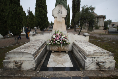 Día de Todos los Santos en el cementerio de Ponferrada. L. DE LA MATA