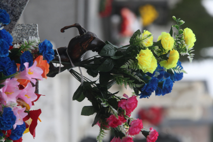 Día de Todos los Santos en el cementerio de Ponferrada. L. DE LA MATA