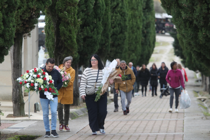 Día de Todos los Santos en el cementerio de Ponferrada. L. DE LA MATA