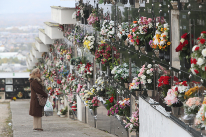 Día de Todos los Santos en el cementerio de Ponferrada. L. DE LA MATA