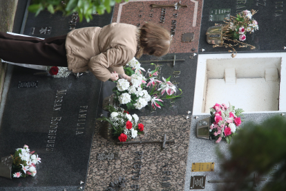 Día de Todos los Santos en el cementerio de Ponferrada. L. DE LA MATA